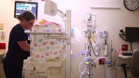 Mercy Springfield 医院通过应用生长发育关护解决方案对新生宝宝进行个性化的护理，改善宝宝的预后。