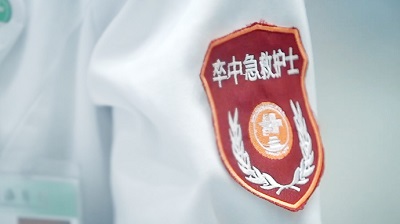 一个红色补丁的特写