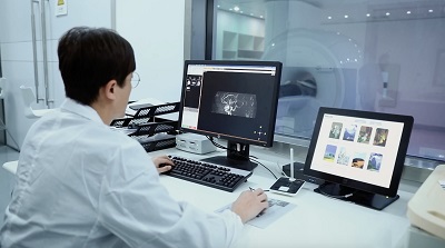 一个男人在电脑上工作