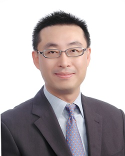 穿着西装打着领带的男人