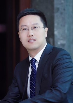 穿着西装打着领带的男人