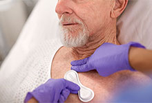 胸部安装了传感器的老年患者躺在医院病床上。