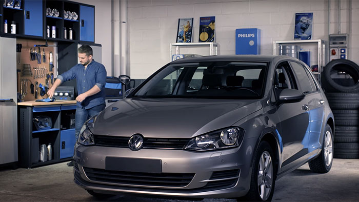 如何在 Volkswagen Golf VII 上更换车头灯灯泡