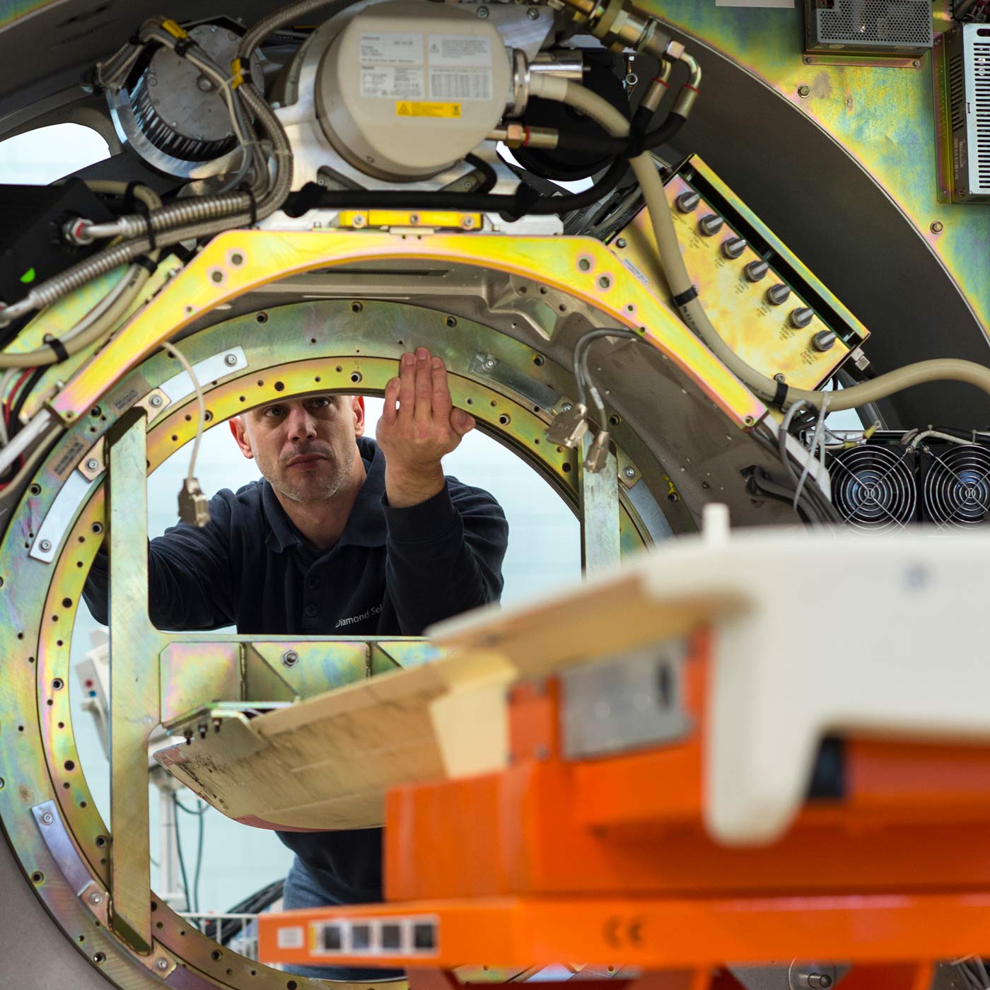 技术人员检查成像设备的内部